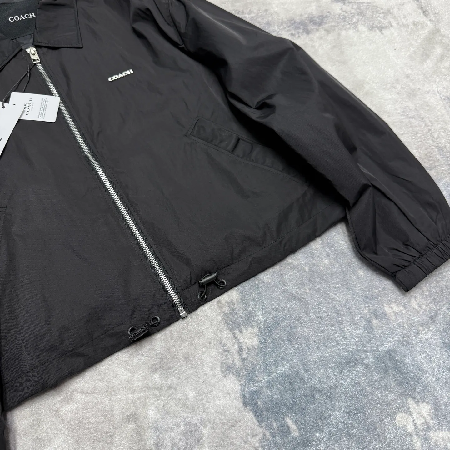 For new arrivals, Coach spring jackets for women. Prada has the same style, with low-key colors and a design with a bit of matte hardware. It has a proper sense of quality and the relaxed feeling of a city walk. At first glance, I am attracted by the fufu little coat. Very classic style. The hem has a closed design, so it can be easily matched with dresses, trousers and short skirts. The design of the short jacket can elongate the body proportions, and it can be worn perfectly with any combination. It is shipped from a trading company, and the quality is absolutely superb. A complete set of customer-supplied auxiliary hardware makes getting in and out of the cabinet stress-free. It can be used to keep wind and warm in early spring, and sunscreen can be used in summer. In autumn, it can be protected from wind. Can be worn from early spring to early autumn. Definitely a must-have for sisters 🤗🤗🤗 Color: Black Composition (polyester fiber) Size: S-L (loose and short version) S size: length 54CM, bust 120CM, shoulder width 49CM, sleeve length 56CM, reference weight 90-105 catties M size: length 56CM, bust 124CM, shoulder width 50CM, sleeve length 57CM Reference weight: 105-115 catties. Size L: length 58CM, bust 128CM, shoulder width 51CM, sleeve length 58CM. Reference weight: 115-130 catties